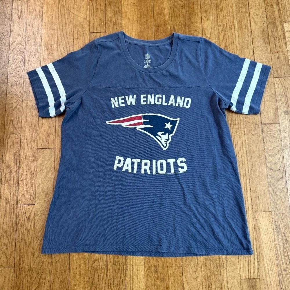 NFL Team Apparel New England Patriots Navy Graphic T-Shirt Varsity Stripe Size 2